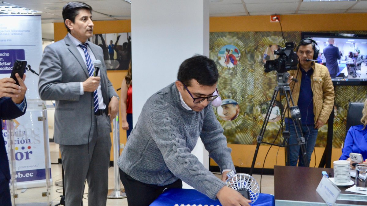 El sorteo se realizó en presencial del CPCCS y con notario público.