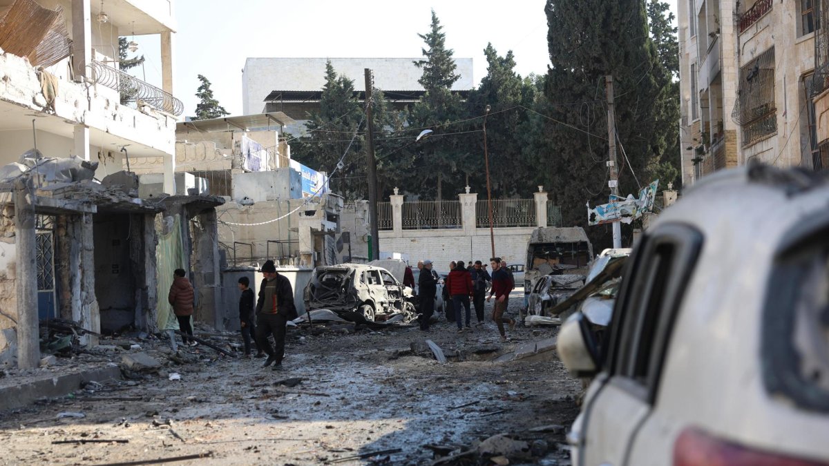 La gente inspecciona los daños tras un ataque aéreo en Idlib, norte de Siria, el 1 de diciembre de 2024.