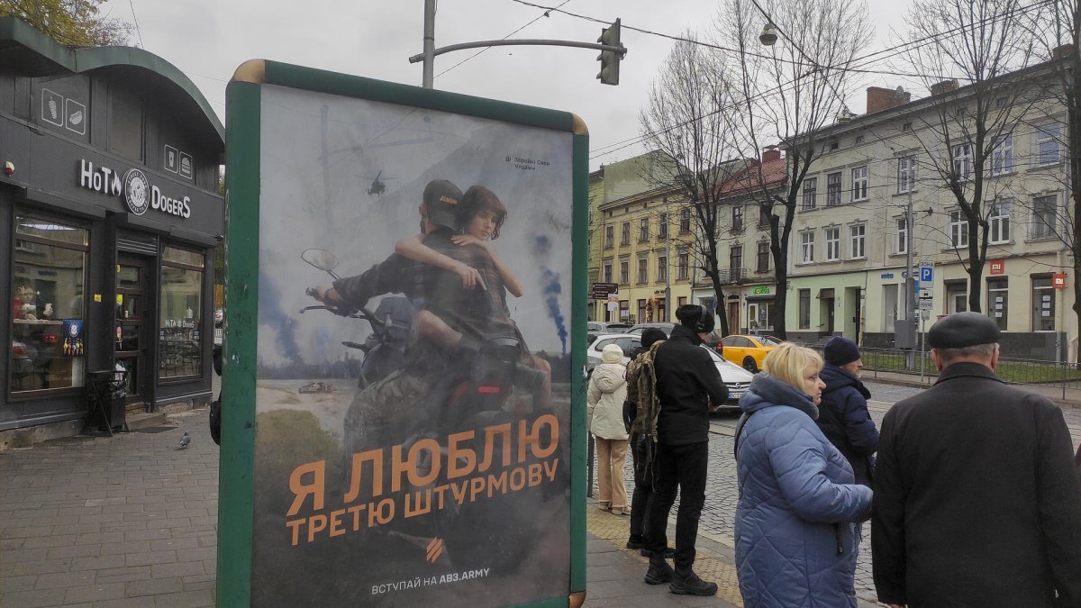 El Gobierno ucraniano sigue reacio a reducir la edad de reclutamiento de 25 a 18 años y continúa buscando formas efectivas de reclutar a nuevos soldados.