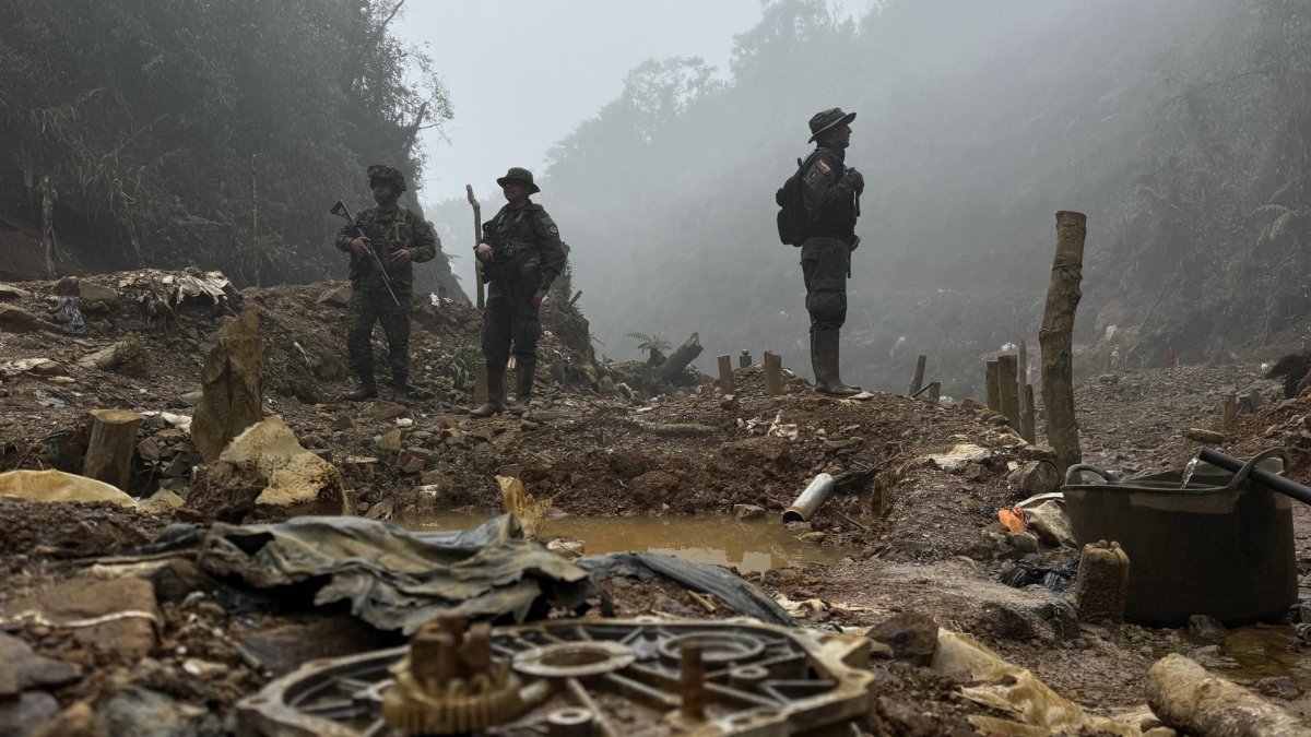 Militares y policías en un operativo de seguridad en el parque nacional Los Farallones, en Cali (Colombia).