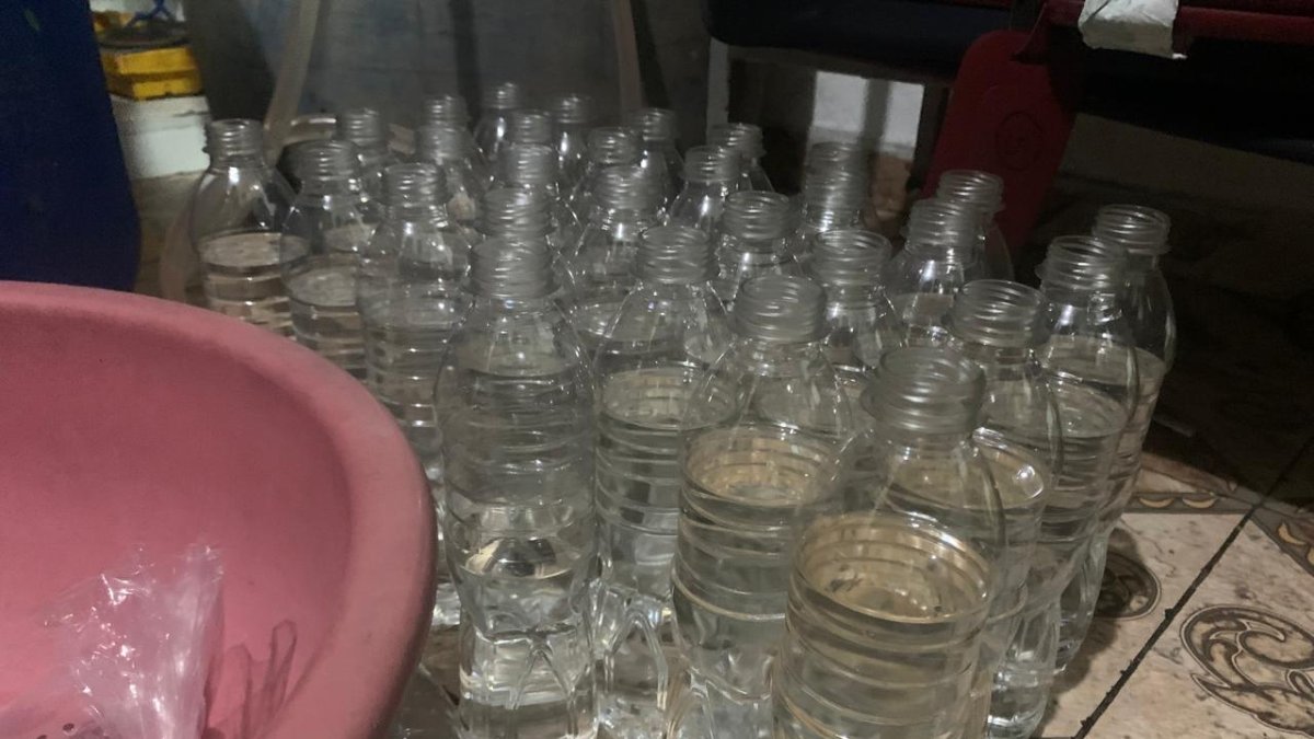 En Solanda se realizó un operativo y se retiró 220 litros de licor sin registro sanitario.