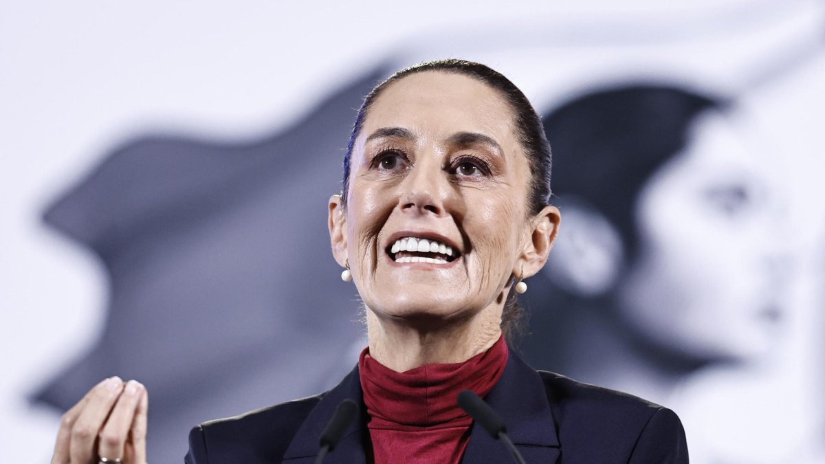 La presidenta de México, Claudia Sheinbaum participa durante su conferencia de prensa matutina este lunes en el Palacio Nacional de Ciudad de México (México).