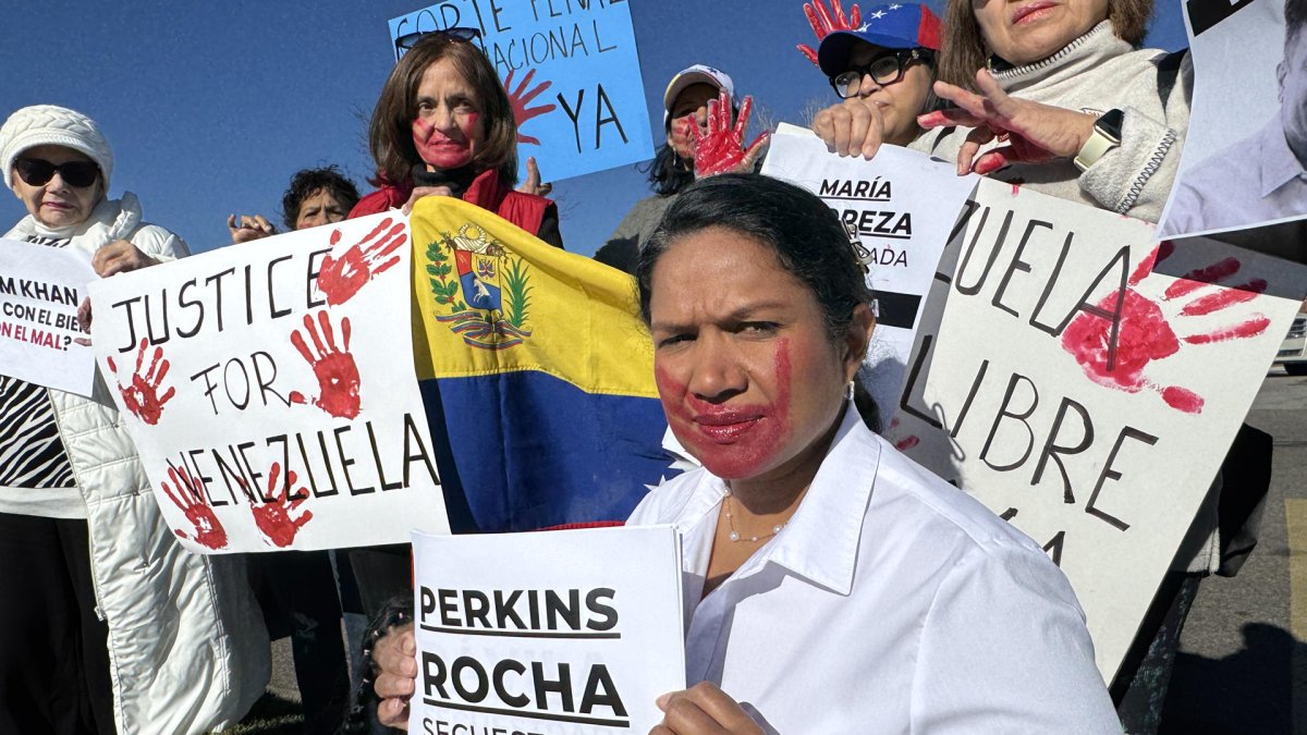 El Comercio de Colorado (EE.UU.) de manifestantes sosteniendo carteles durante una protesta convocada por la líder opositora María Corina Machado.
