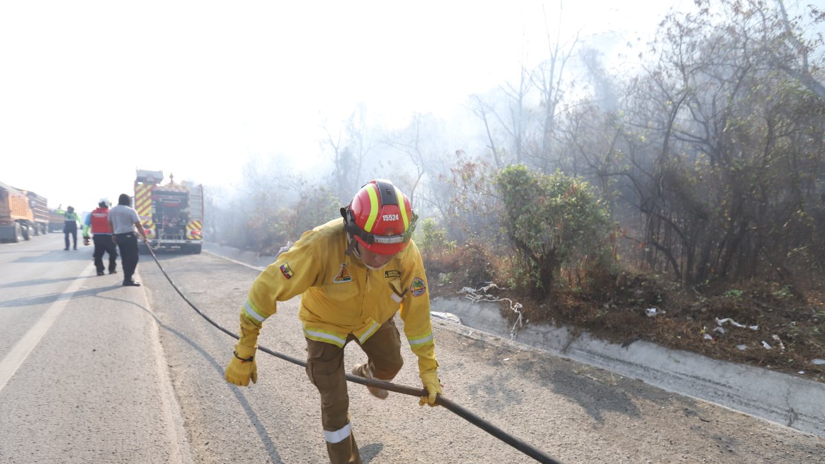 Bomberos se mantienen en el sitio para extinguir las llamas.