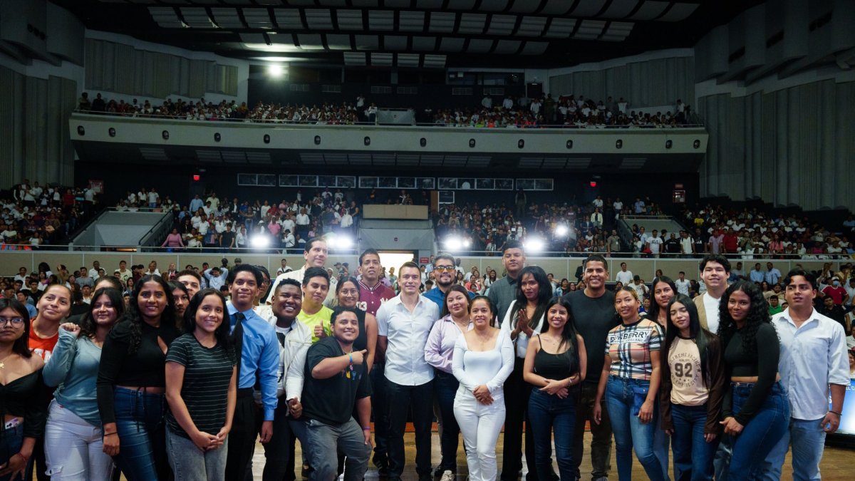 Actividad. El presidente Daniel Noboa posa en medio de jóvenes que se beneficiarán de programa oficial.