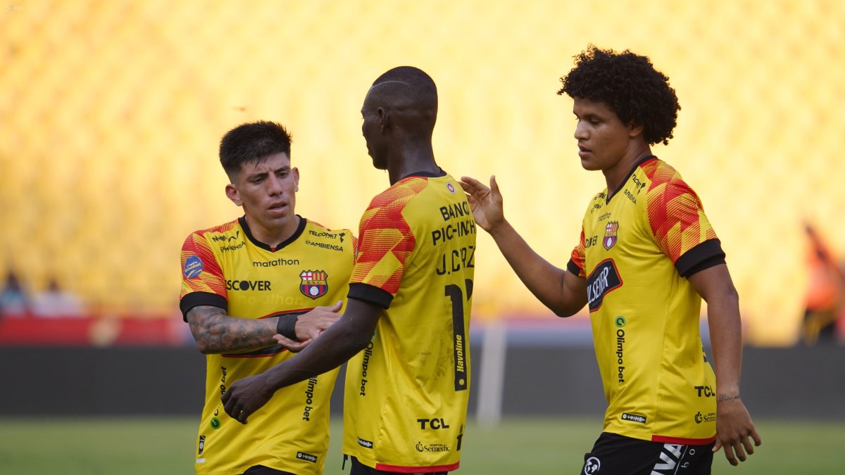 Jugadores de Barcelona al final del partido ante Mushuc Runa, en la fecha 15 de la segunda fase de Ligapro