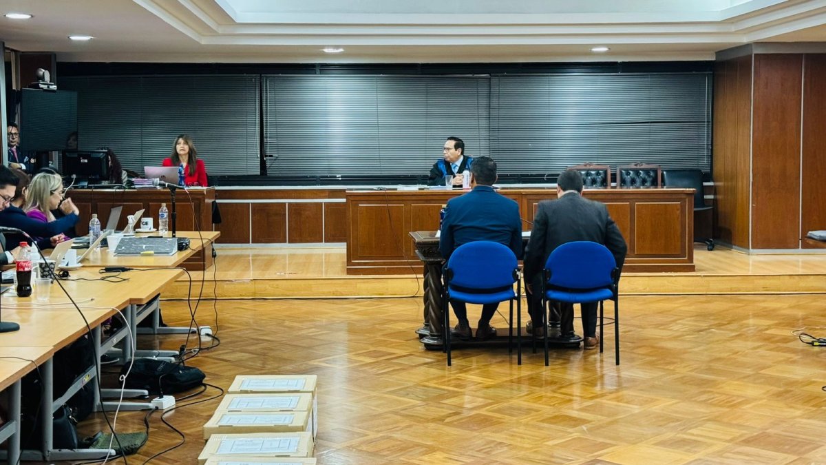 Santiago Cifuentes y su abogado durante la audiencia.