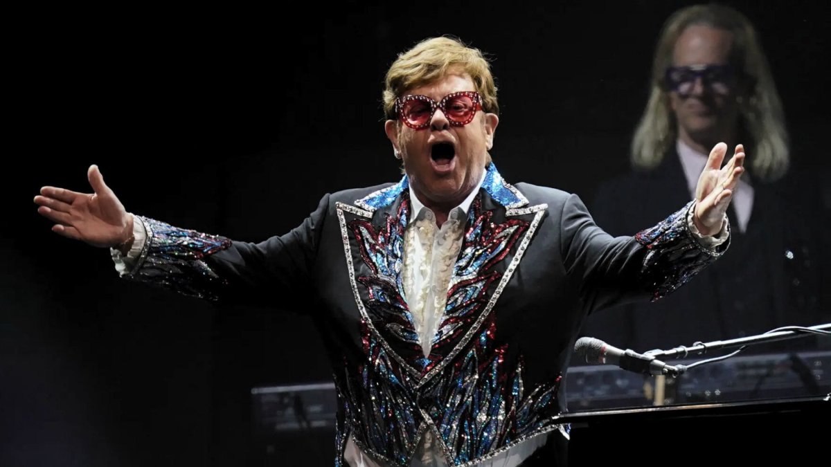 Elton John tiene 77 años.