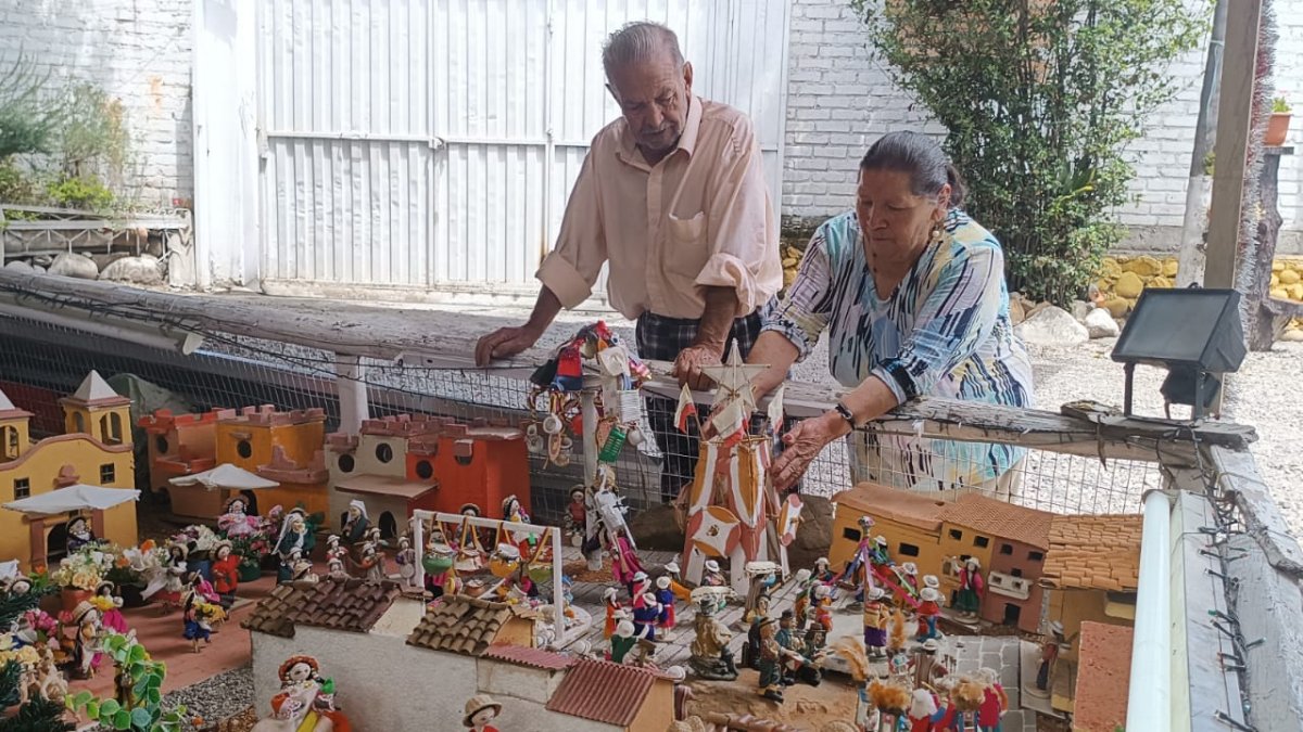 Reinaldo Criollo y Gloria Vivar elaboran el nacimiento gigante desde hace más de 50 años.