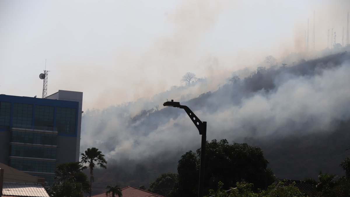 Largas columnas de humo han sido visibles en el norte de Guayaquil debido al incendio.