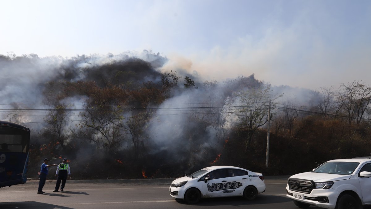 Las autoridades han intensificado esfuerzos para sofocar las llamas, pero hasta la noche de este lunes no han logrado contener el incendio por completo.