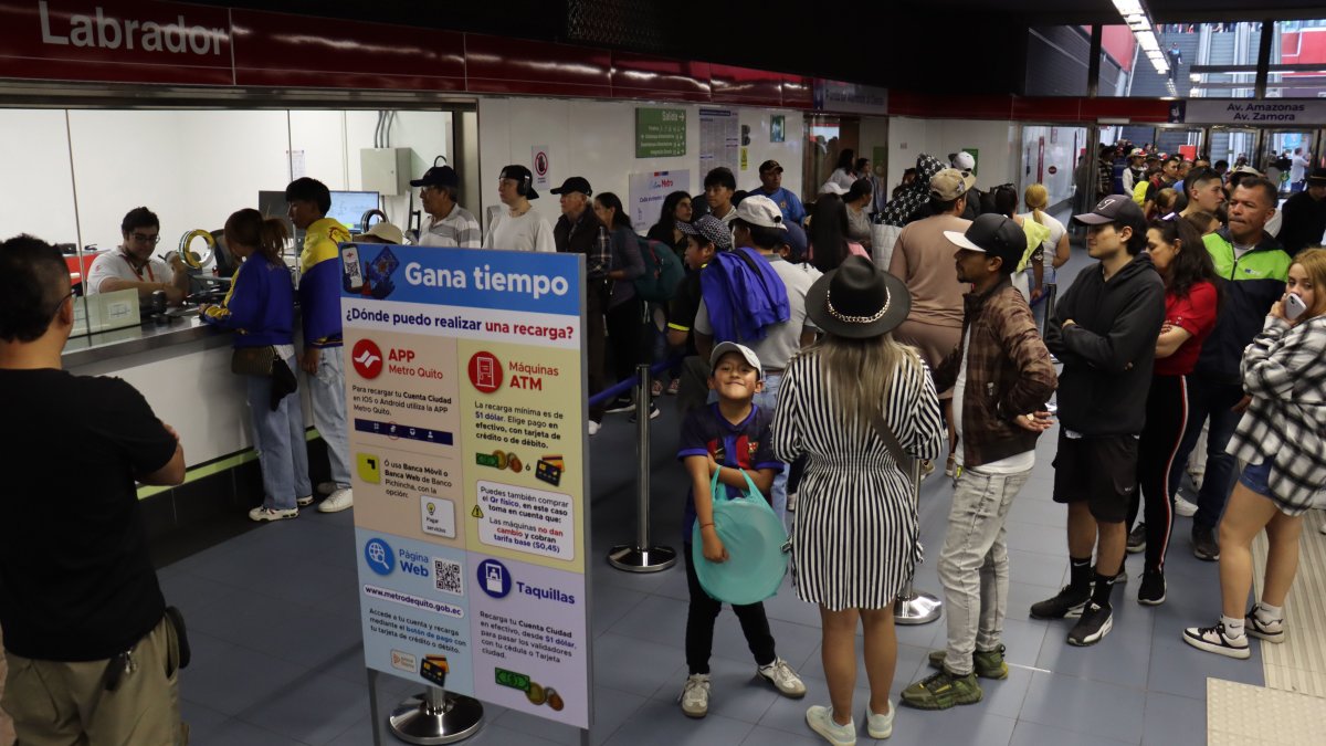 En las boleterías de las paradas del Metro suele haber una sola persona para atender a decenas de pasajeros. Se generan largas filas.