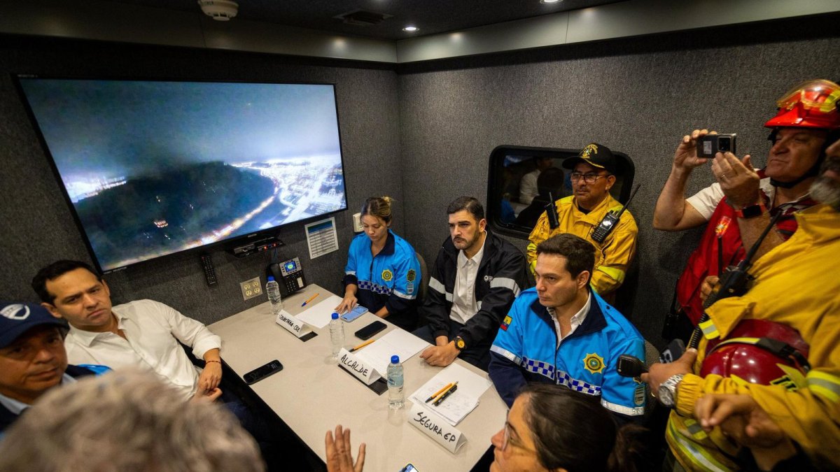 Incendio forestal en Cerro Azul reúne a autoridades del municipio de Aquiles Álvarez y ministros del gobierno de Noboa.