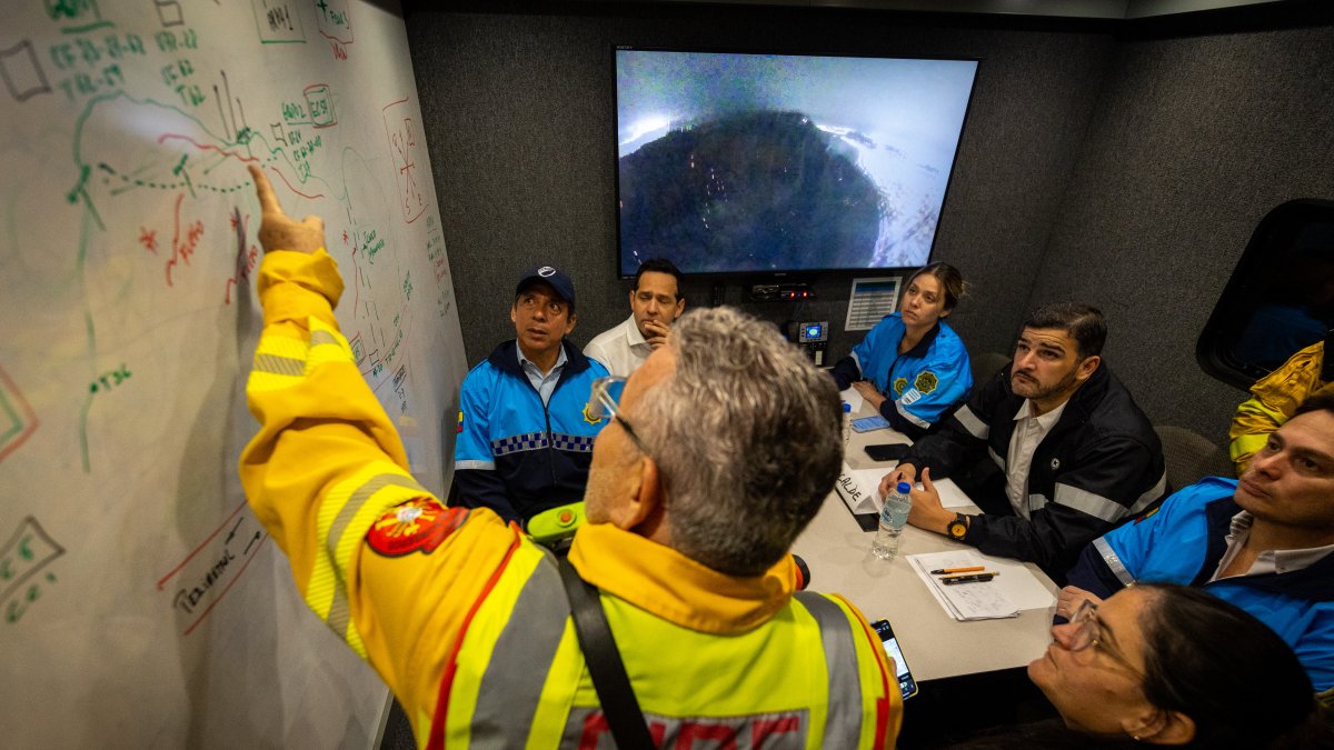 El Alcalde de Guayaquil, Aquiles Álvarez solicitó suspender la jornada educativa por 24 horas y dentro de un radio de 5 km del incendio forestal registrado en Cerro Azul. 