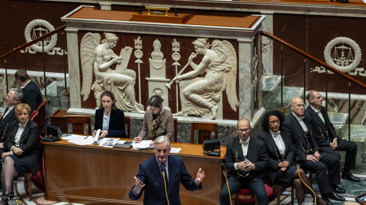 El primer ministro francés, Michel Barnier, habla durante la sesión semanal de preguntas al gobierno, en la Asamblea Nacional en París, el 3 de diciembre de 2024.