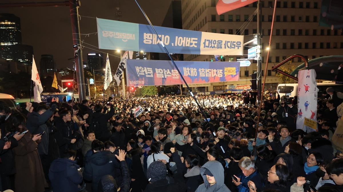Las personas se reúnen frente a la Asamblea Nacional en Seúl, Corea del Sur, en las primeras horas del 04 de diciembre de 2024.