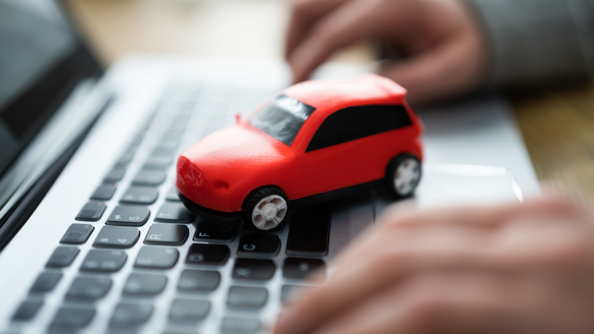 El SENAE verifica el estado del auto para asegurarse de que cumple con las condiciones establecidas.