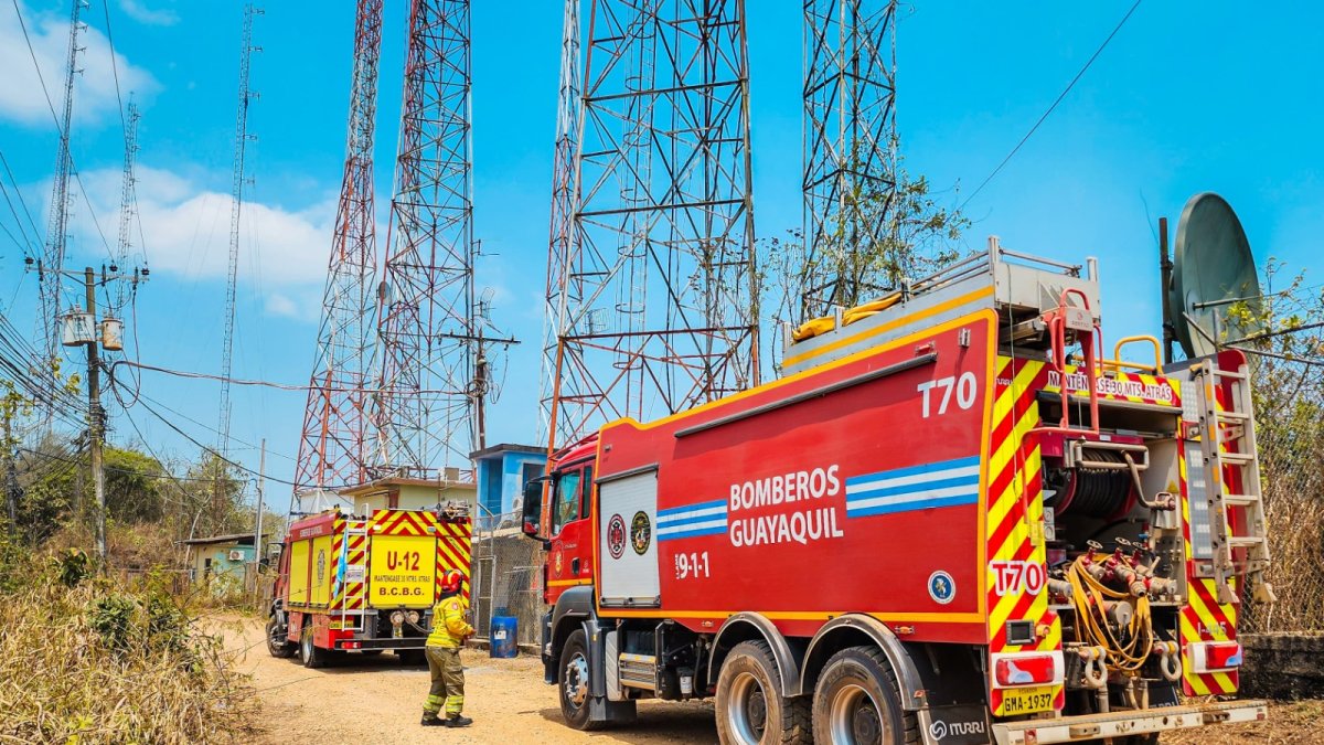 Al menos cien bomberos continúan en Cerro Azul intentado contener los focos aún activos o en riesgo de activarse.