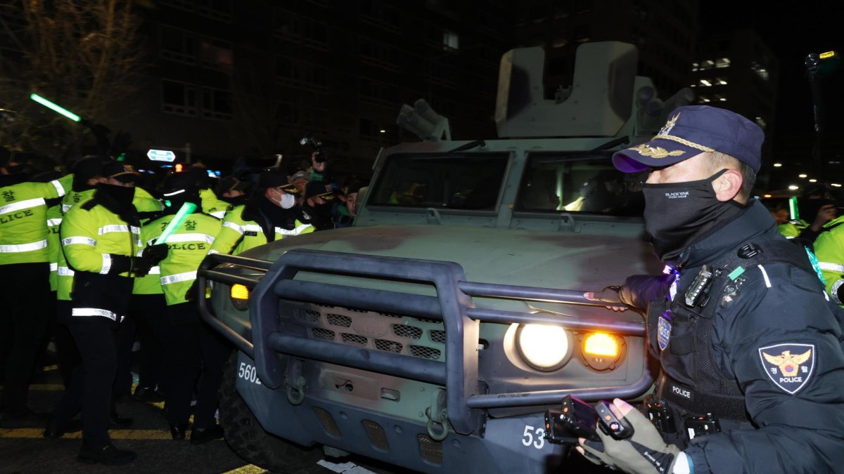 Policías y un vehículo militar en el exterior de la Asamblea Nacional después de que el presidente de Corea del Sur, Yoon Suk Yeol, declarara la ley marcial en Seúl, Corea del Sur