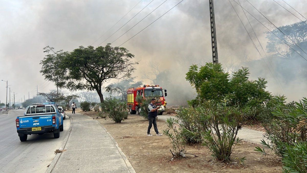 Unidades de Bomberos de Guayaquil y la ATM acudieron para atender la emergencia.