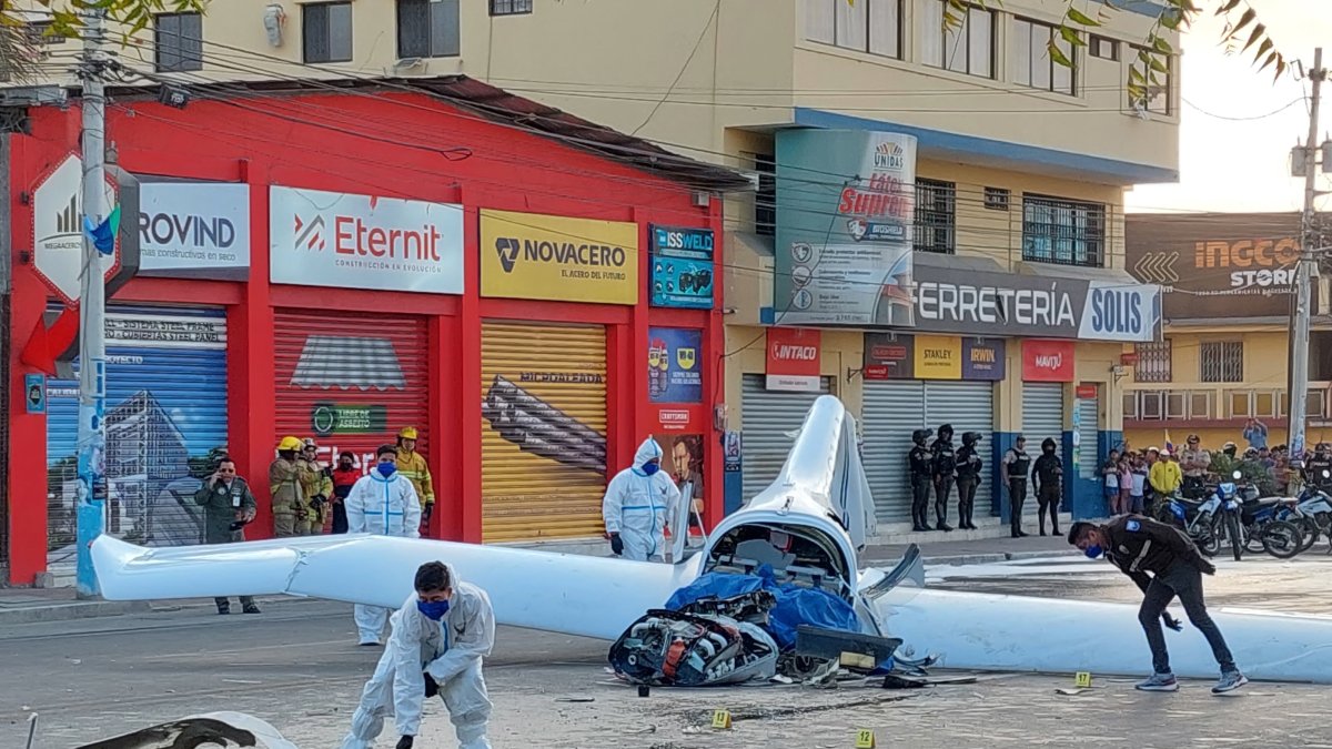 La avioneta Diamond de la Escuela Superior Militar de Aviación (ESMA) Cosme Renella Barbatto que se accidentó en La Libertad, Santa Elena.