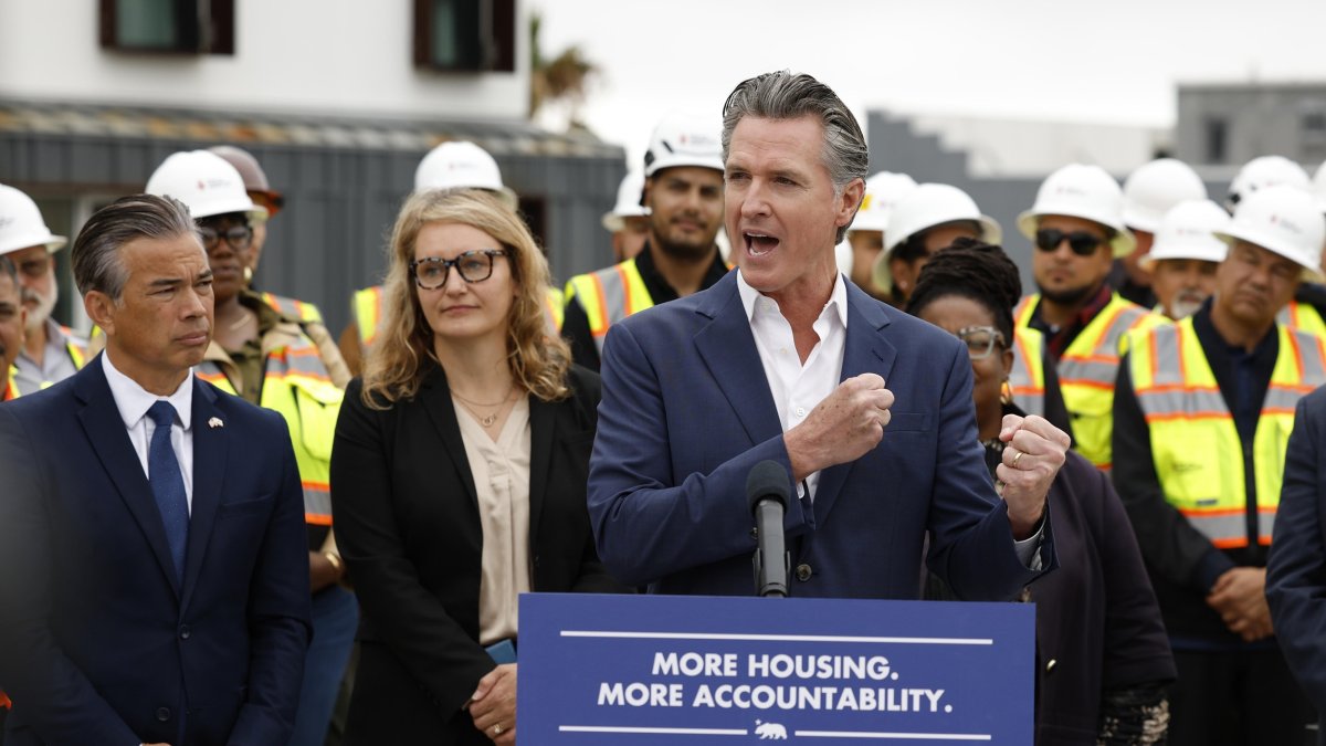 San Francisco (EE.UU.). El gobernador de California, Gavin Newsom, durante una reciente actividad en relacionada con la falta de vivienda local.