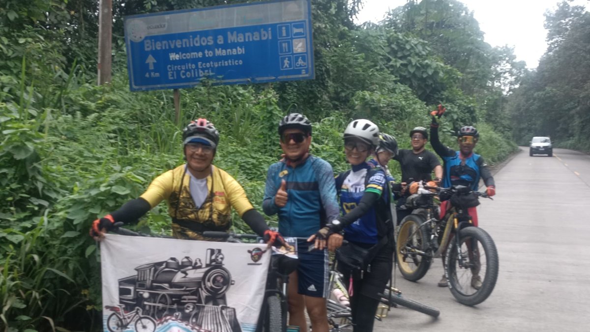 Los ciclistas tras llegar a la meta sacaron sus banderas.