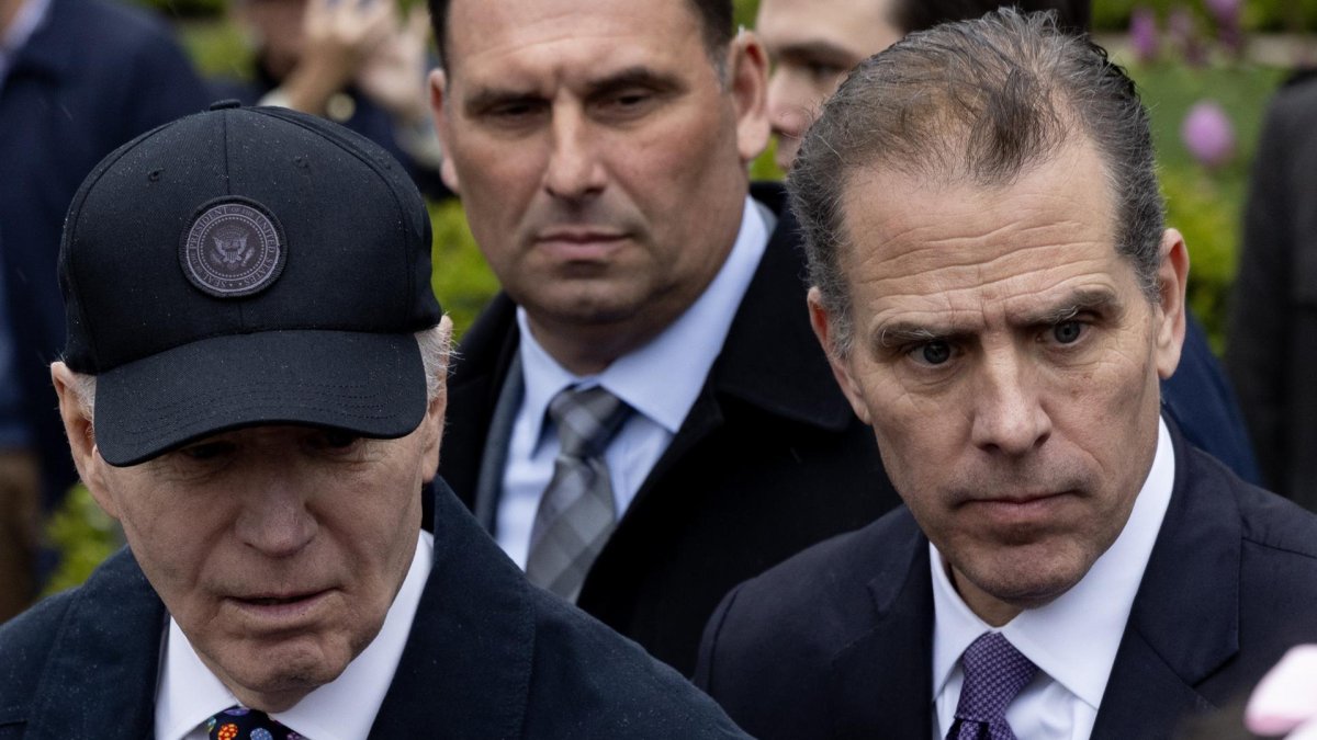 El presidente de Estados Unidos, Joe Biden (izq.) y su hijo Hunter Biden (der.) asisten a la Marcha de los Huevos de Pascua de 2024 en el Jardín Sur de la Casa Blanca en Washington.