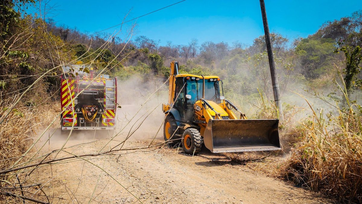 Con maquinaria pesada se abrieron líneas corta fuego en el cerro Azul, este martes 3 de diciembre.