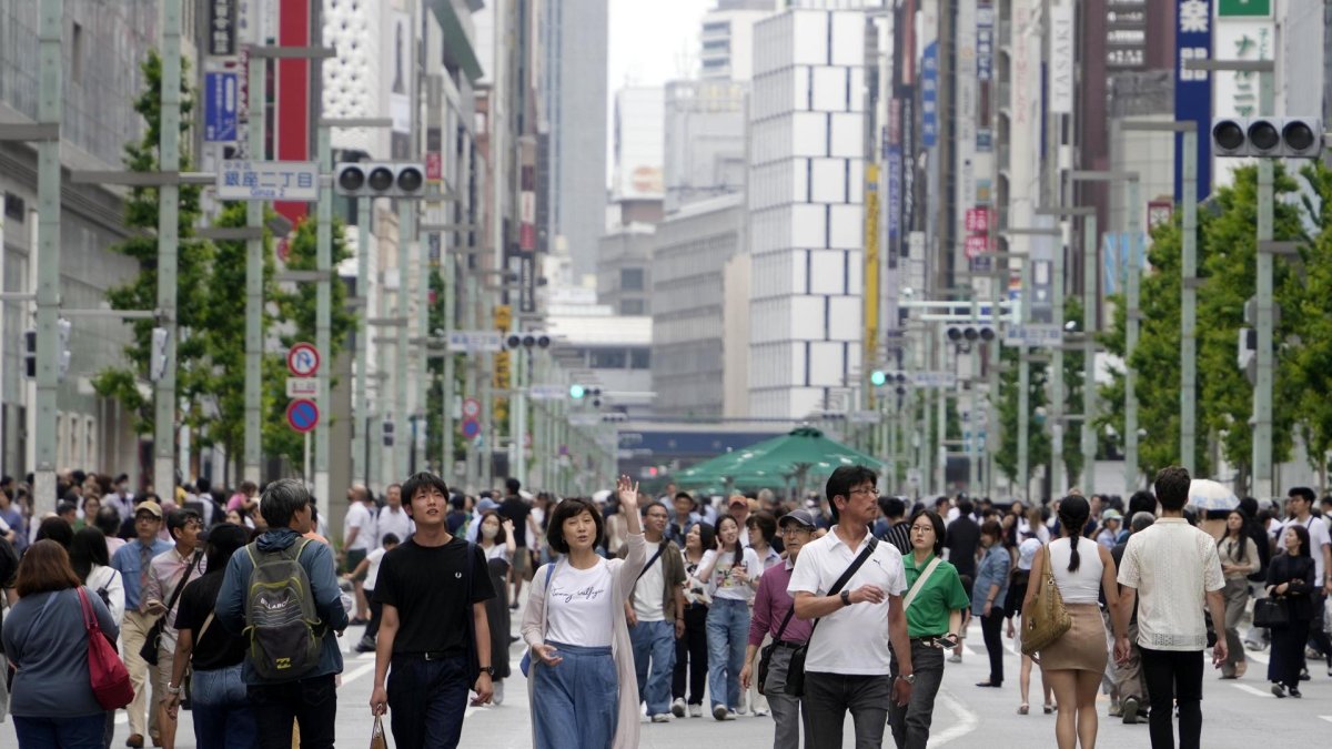 Decenas de jóvenes pasean por la calle principal de Ginza, el distrito comercial de Tokio, el 29 de abril de 2024.