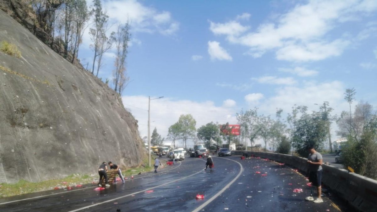 Pedazos de las botellas rotas quedaron sobre una curva de la avenida Simón Bolívar.