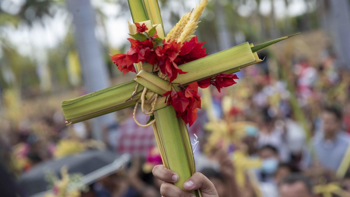 Una persona sostiene una cruz de palma en Managua (Nicaragua).