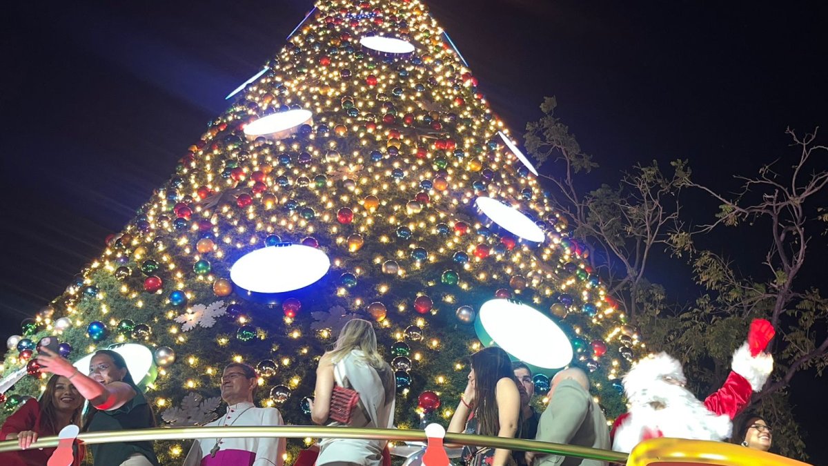 El árbol navideño del Malecón 2000 se encendió pasadas las 19:00 de este martes 3 de diciembre.