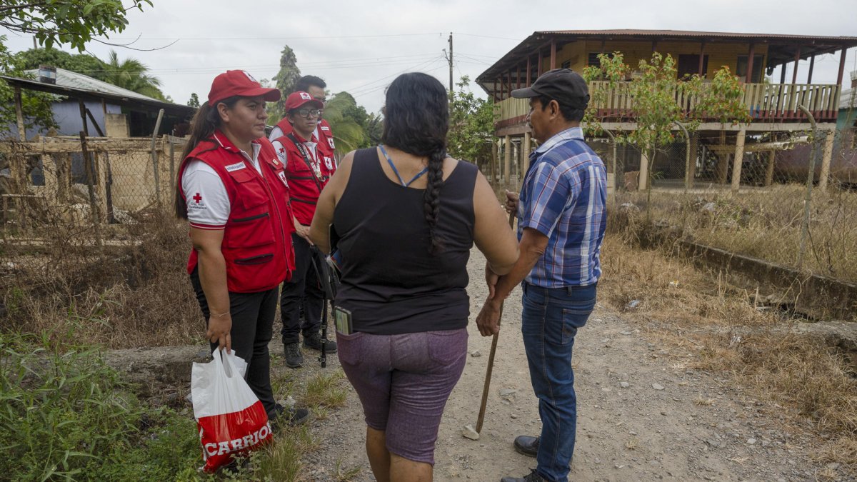 Varios migrantes en una zona rural de Guatemala.