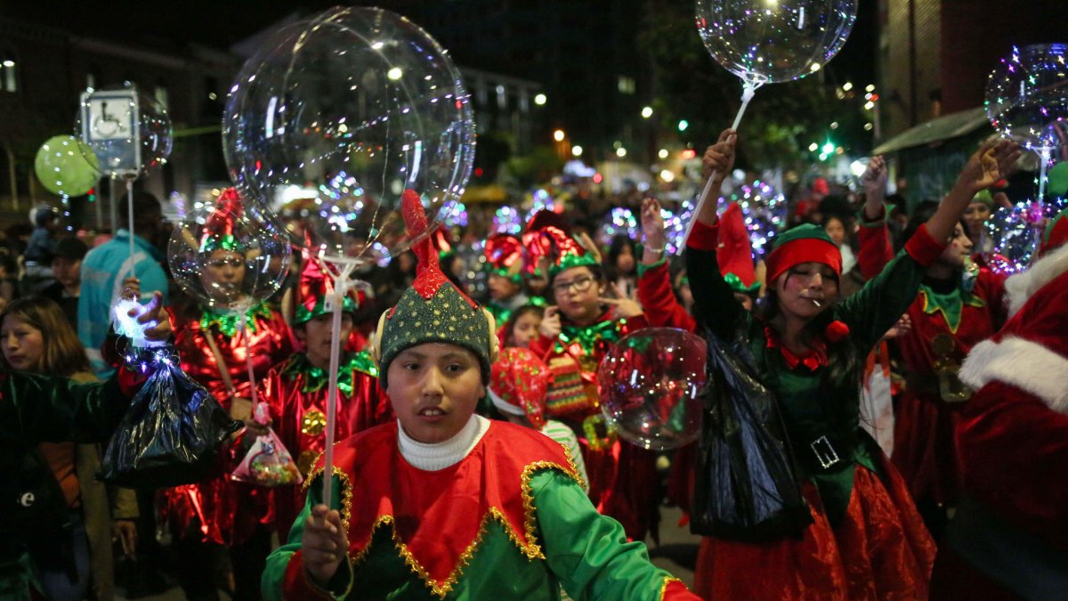 Niños participan este lunes en un desfile navideño en La Paz (Bolivia).