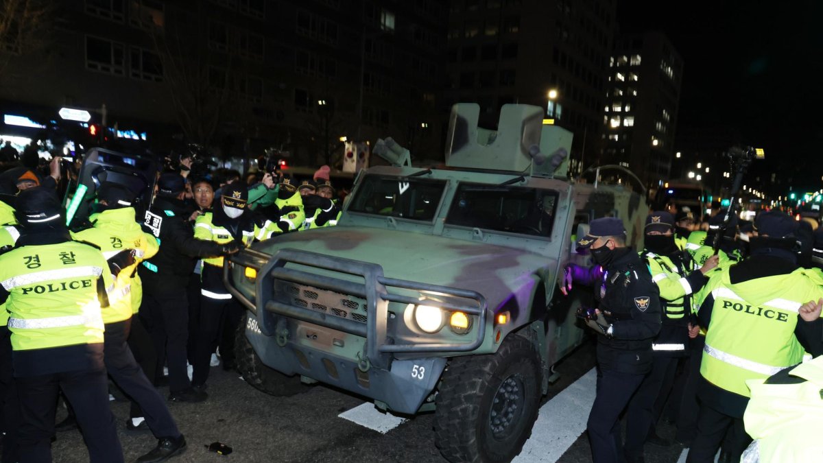 Soldados y vehículos militares llegan frente a la Asamblea Nacional en Seúl después de que el presidente surcoreano Yoon Suk Yeol declarara la ley marcial en Seúl.
