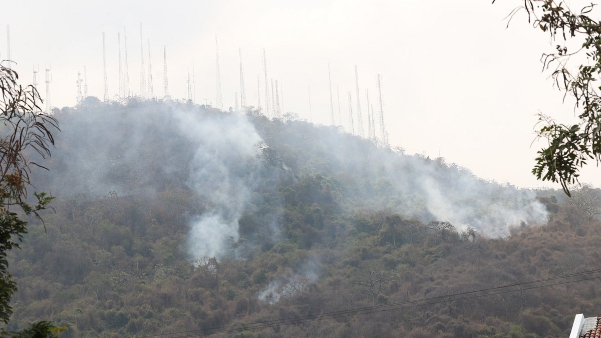 Varios focos del incendio se evidenciaron en zonas aledañas a urbanizaciones en Los Ceibos.