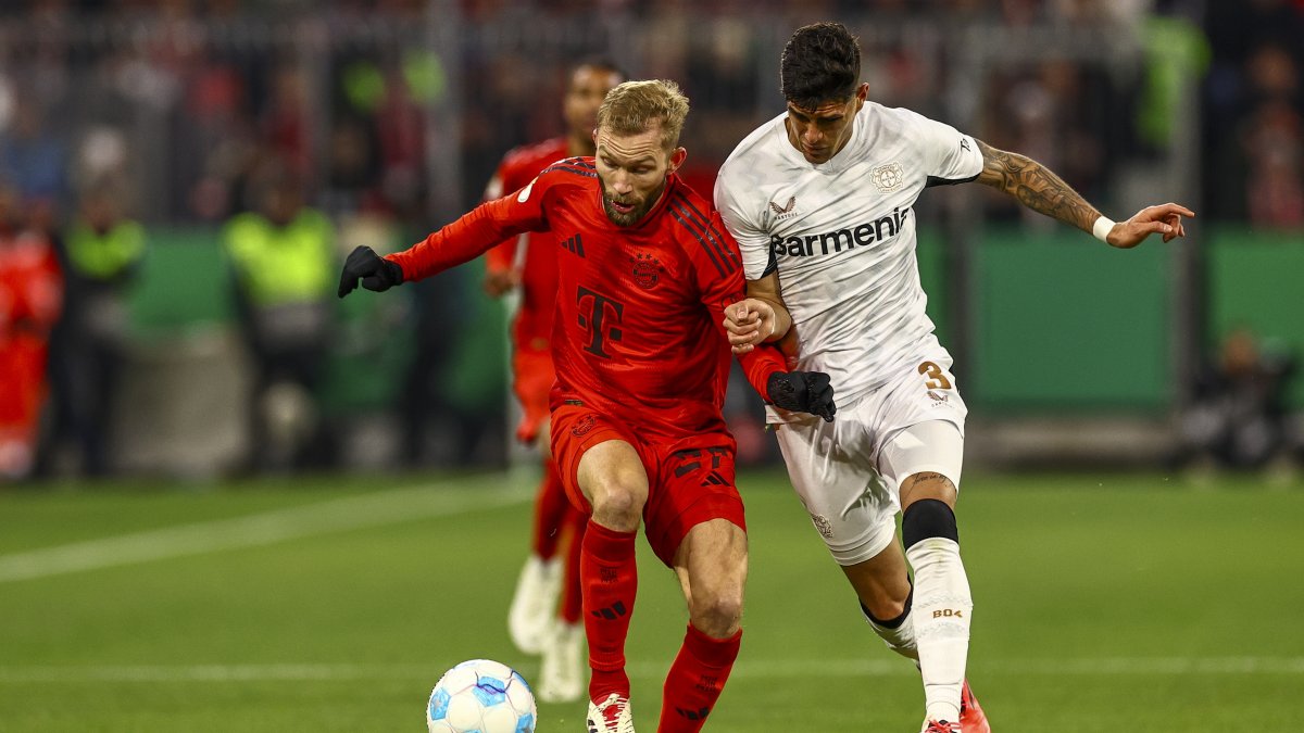 Konrad Laimer del Munich y Piero Hincapie del Leverkusen en la Copa Alemana.