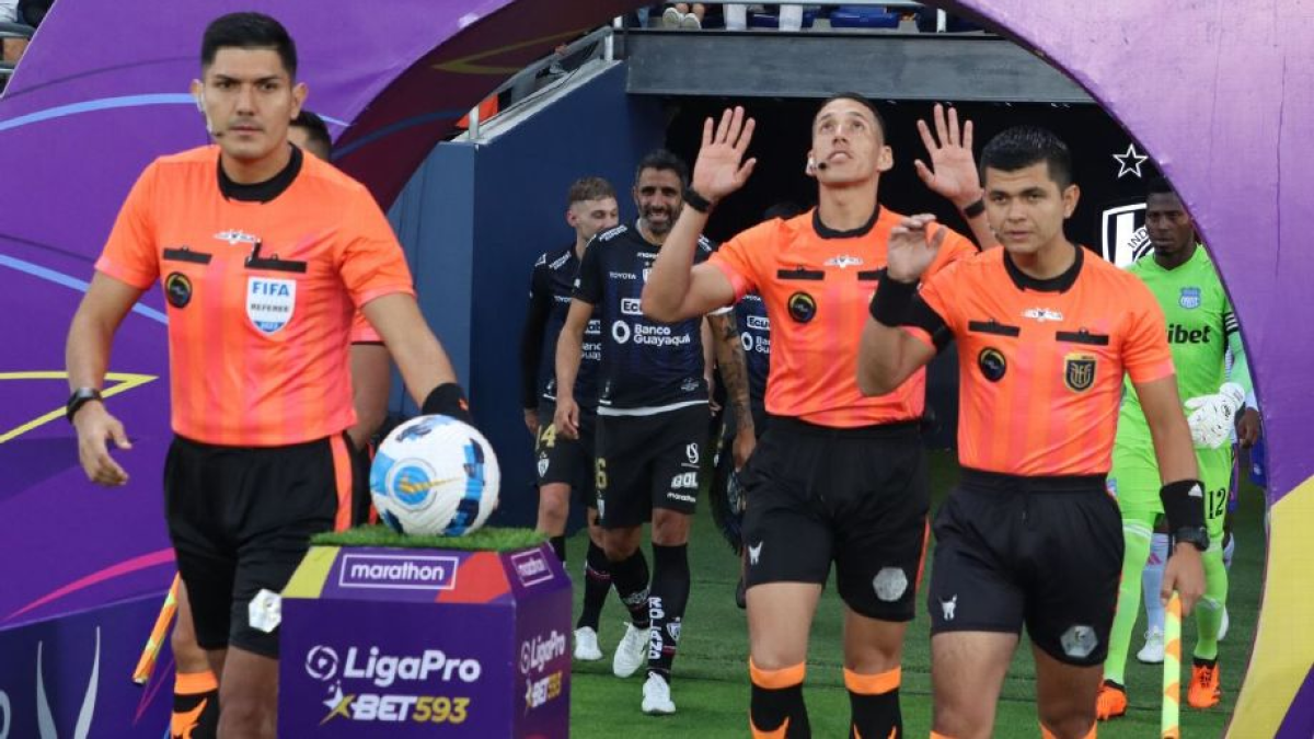 El árbitro central Bryan Loayza (i) ha estado presente en tres finales de LigaPro