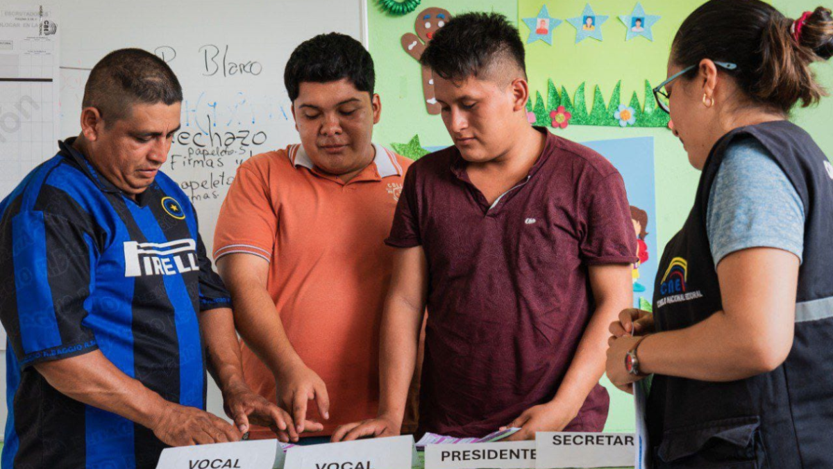 Miembros de las juntas receptoras del voto.