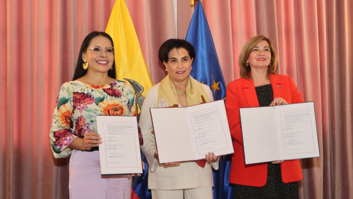 La presidenta del CNE, Diana Atamaint; la canciller de Ecuador, Gabriela Sommerfeld; y Jekaterina Doródnova, embajadora de la Unión Europea, durante la firma del convenio.