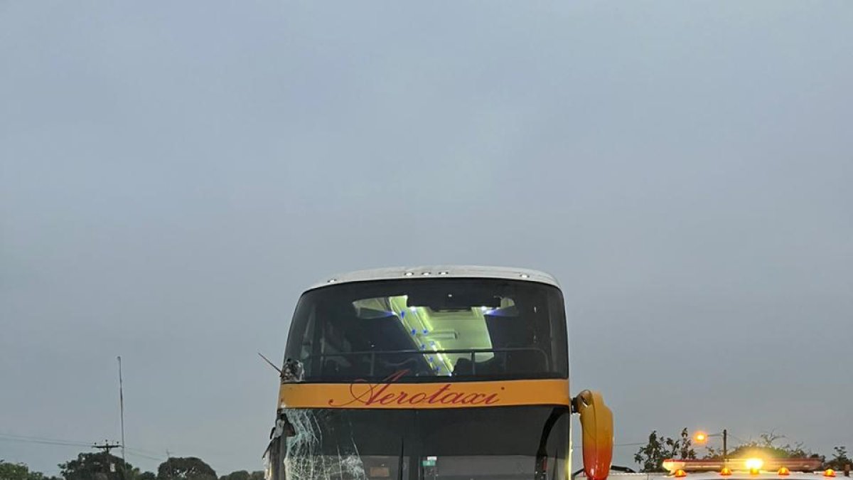 Un bus interprovincial colisionó con un camión en el kilómetro 47 de la vía Jujan - Tres Postes.