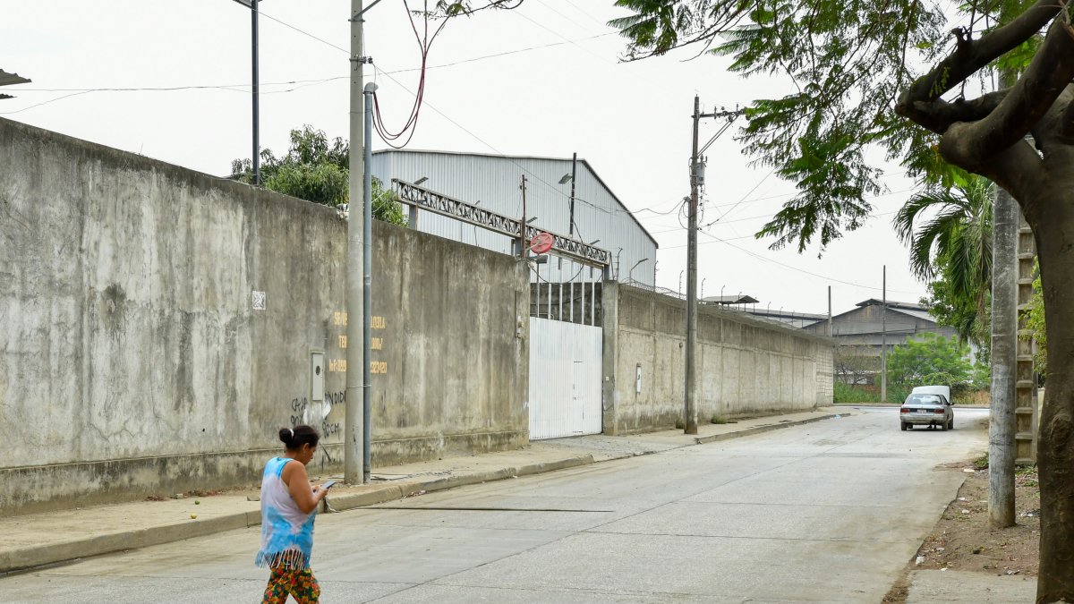 Afuera de esta empresa dejaron un artefecto explosivo que no detonó.