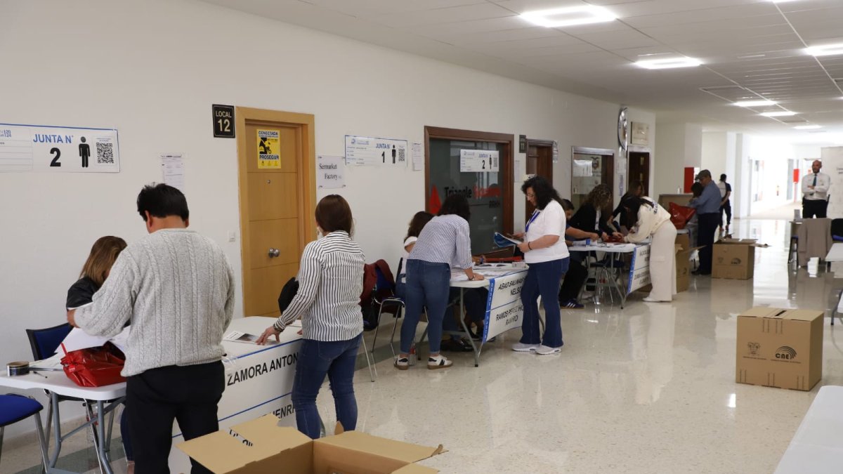 Dato. El 21 de abril fue la última vez que se instalaron mesas de votaciones en el exterior. La foto es de los votantes en Málaga.