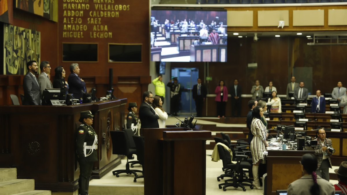 El juicio político a la exministra de energía Andrea Arrobo se suspendió temporalmente.