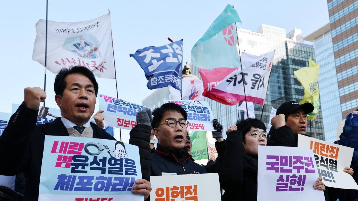 Manifestantes sostienen pancartas que piden el arresto y destitución del presidente surcoreano, Yoon Suk-yeol, durante una manifestación frente a la Asamblea Nacional en Seúl, Corea del Sur.