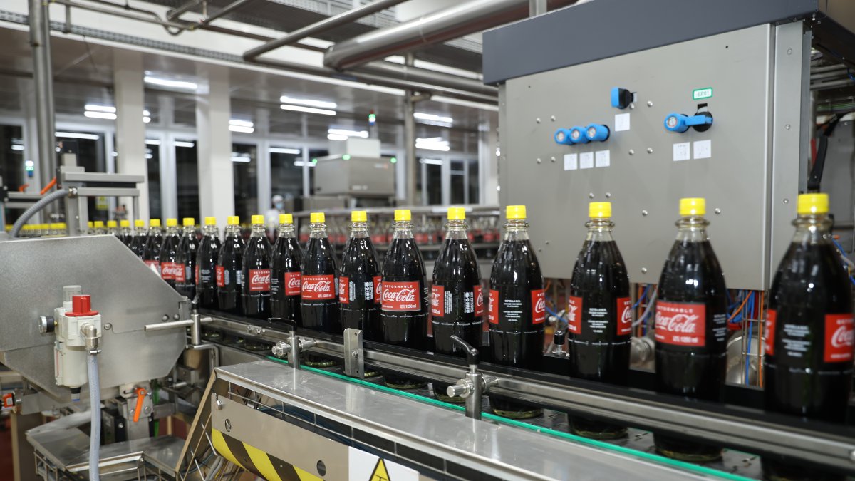 la nueva línea producirá presentaciones familiares en vidrio y REF PET (plástico retornable).