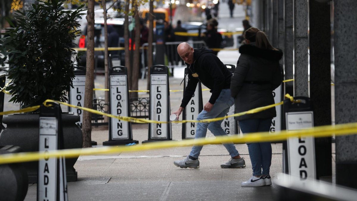 Investigadores de la policía en el lugar donde el director ejecutivo de UnitedHealthcare, Brian Thompson, fue asesinado a tiros en un aparente ataque en Nueva York.