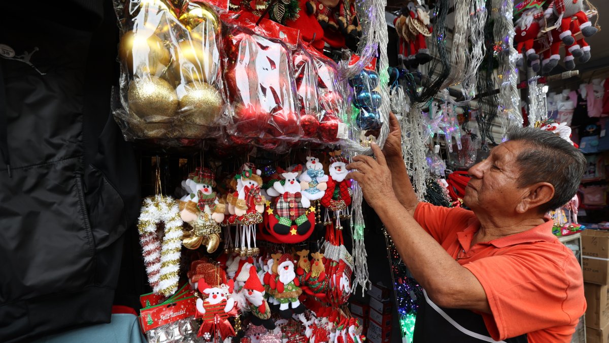 En 2023, antes de diciembre, los negocios despachaban hasta 60 cajas de luces. Hoy, con suerte, llegan a 15. Aseguran que los cortes de luz han oscurecido el espíritu festivo de muchos este año.