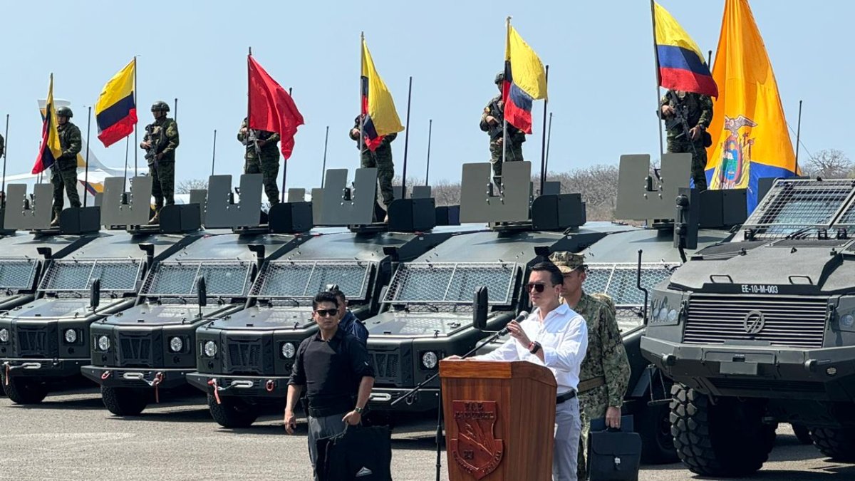 La entrega de blindados fue en la plataforma norte del Ala de Combate #23 en Jaramijó.